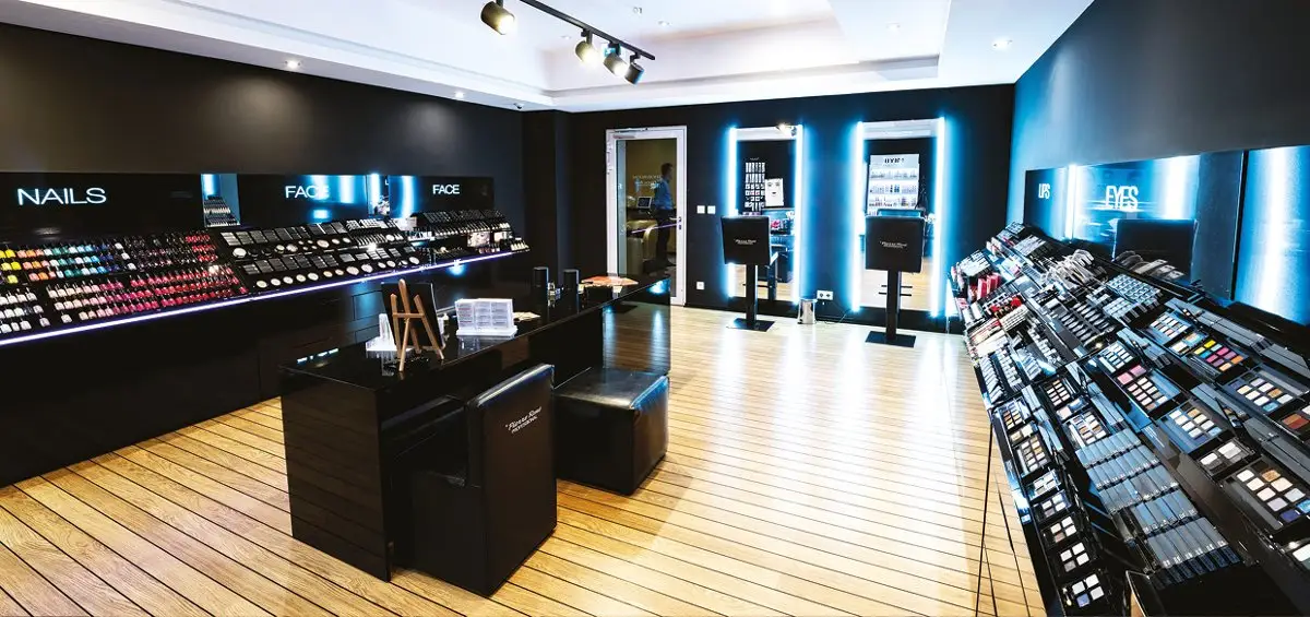 Showroom Pierre René Professional con expositores de uñas, rostro, ojos y labios